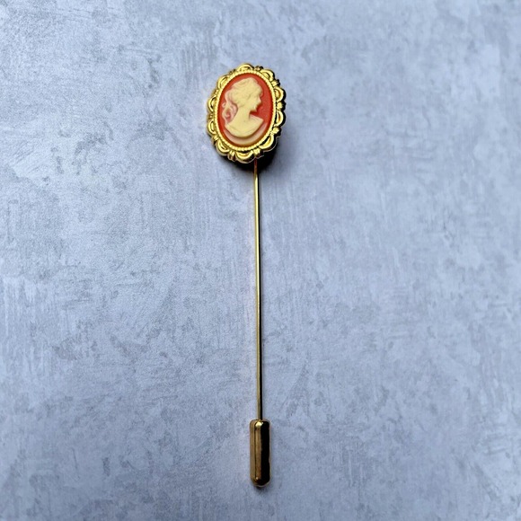 Vintage Gold Tone‎ Pink Cameo Brooch Hat Pin Lapel Stick Pin Unsigned - Picture 1 of 5